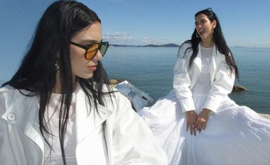 Dua Lipa duket e mahnitshme me fustan të bardhë në Zelandë të Re