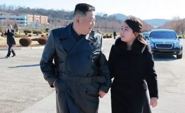 Vajza e Kim Jong Un bën daljen e dytë publike brenda disa ditësh, nxit thashethemet për pasardhësin e mundshëm të tij