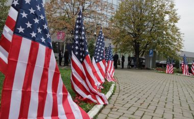 Takimi i Kurtit me opozitën, oborri i Qeverisë mbushet me flamuj amerikanë