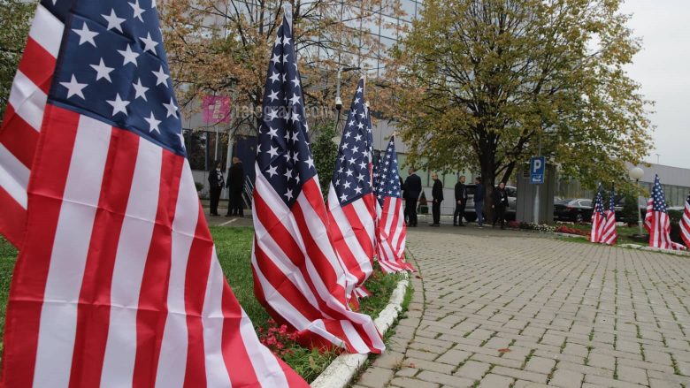 Takimi i Kurtit me opozitën, oborri i Qeverisë mbushet me flamuj amerikanë