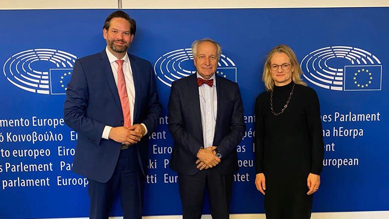 Prof.Dr. Rifat Latifi takohet me raportuesen e Parlamentit Evropian për Kosovën dhe eurodeputetë të tjerë