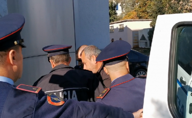 Plagosi me thikë kryebashkiakun e Divjakës dhe shoferin e tij, lihet në burg Orges Xhelili