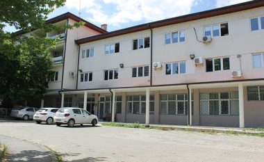 Prokuroria kërkon paraburgim për burrin nga Mitrovica që tentoi ta vriste gruan me mjet të mprehtë