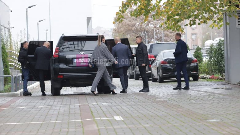 Takimi i Kurtit me opozitën – Haradinaj doli i pari nga ndërtesa e Qeverisë