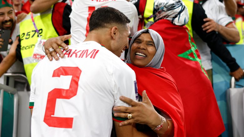 Nga fitorja sensacionale ndaj Belgjikës – Hakimi shkoi ta përqafonte nënën e tij të mbuluar dhe t’i dhuronte fanellën e ndeshjes