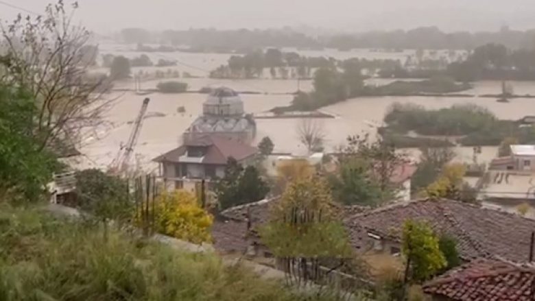 Shi dhe stuhi në të gjithë Shqipërinë – në periferi dhe fshatrat e Shkodrës lëvizet me varka