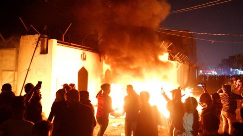 Protestuesit djegin shtëpinë e ish-udhëheqësit suprem të Iranit, Ayatollah Ruhollah Khomeini