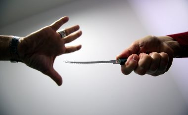 Përleshje mes dy personave në Novosellë të Pejës, theret me thikë njëri prej tyre