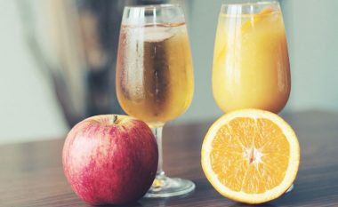 A janë lëngjet e shtrydhura më të shëndetshme sesa konsumimi i frutave dhe perimeve të plota