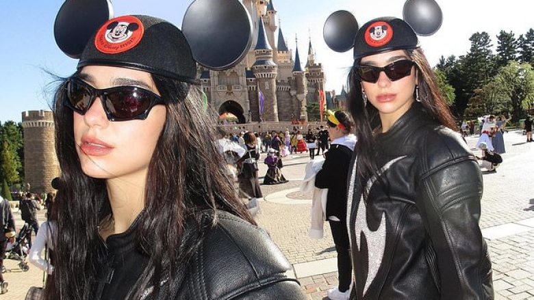 Dua Lipa duket atraktive, gjersa shëtitet në Disneyland të Tokios