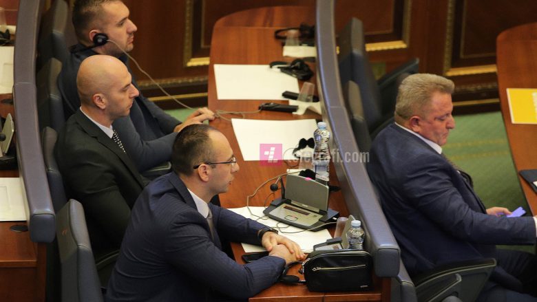 Deputetët e dorëhequr të Listës Serbe nuk marrin pagë kalimtare, Kuvendi: Kur japin dorëheqje u pushojnë të gjitha përfitimet