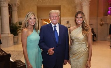 Donald Trump pozon me gruan e tij Melania dhe ish-gruan Marla Maples në dasmën e vajzës