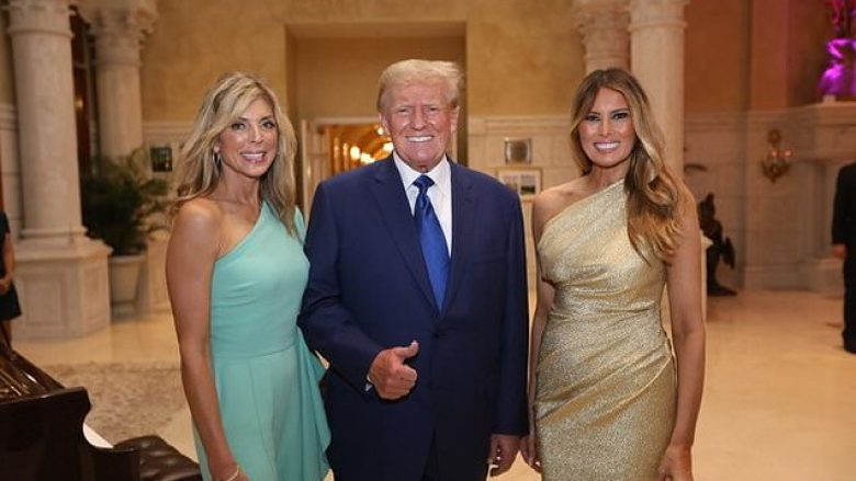 Donald Trump pozon me gruan e tij Melania dhe ish-gruan Marla Maples në dasmën e vajzës