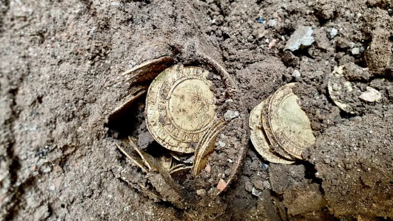 Një çift anglez që po shtronte një dysheme të re kuzhine gjetën 264 monedha ari të rralla që sapo u shitën në ankand për 754,000 funta britanike