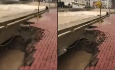 Momenti i shembjes së trotuarit në Pejë si pasojë e vërshimeve