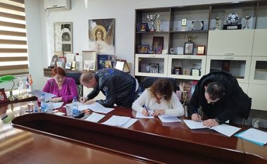 Serbët që braktisën institucionet e Kosovës nënshkruajnë kontrata – do të marrin rroga nga Serbia