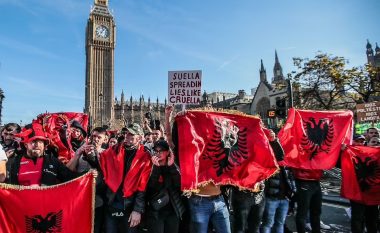 ‘E kuqja tërbon anglezët’, mediet në ishull jehonë protestës së shqiptarëve në Londër