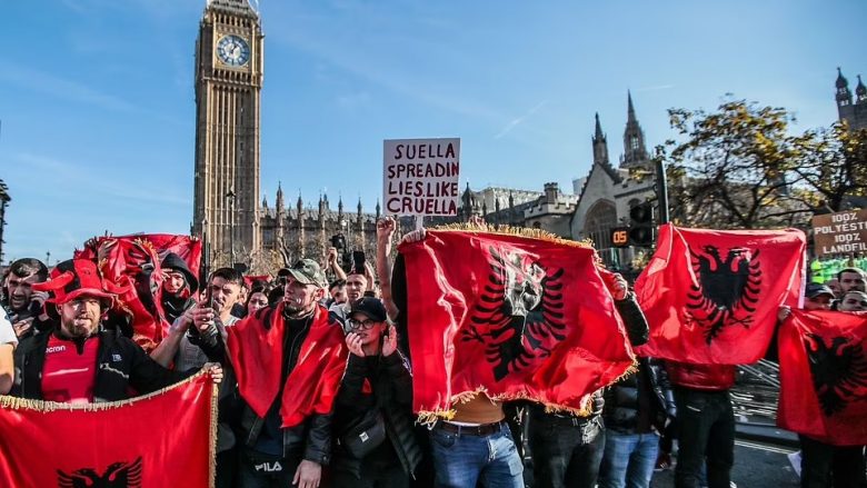 ‘E kuqja tërbon anglezët’, mediet në ishull jehonë protestës së shqiptarëve në Londër