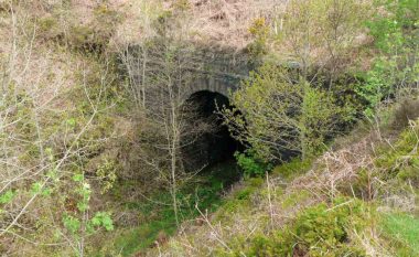 Brenda tunelit në formë patkoi në Uells, të braktisur për dekada – ku ‘fshihen’ disa veçori të çuditshme