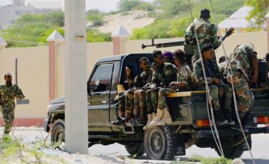 Al Shabab merr përgjegjësinë pas të shtënave me armë dhe një shpërthimi në një hotel pranë pallatit presidencial të Somalisë