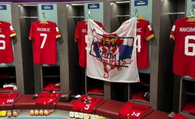 Futbollistët e Serbisë vazhdojnë me retorikën shoviniste, shfaqen një flamur të tyre me hartën e Kosovës