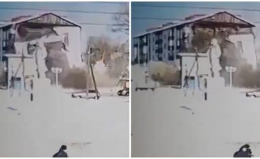 Momenti kur shembet ndërtesa pesëkatëshe në ishullin rus, si pasojë e shpërthimit të bombolave të gazit