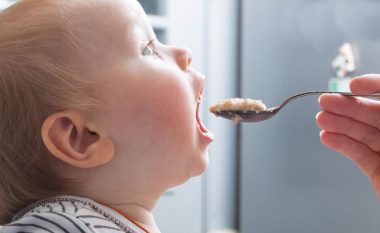 Kur janë të gatshme bebet të kalojnë në ushqim të ngurtë?
