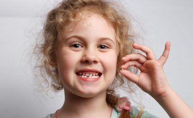 Mbroni dhëmbët e qumështit! Fëmijës tuaj mund t’ua shpëtojnë jetën!