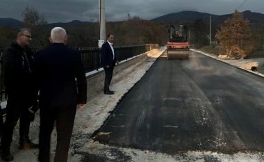 Ministrat Aliu dhe Sceçla vizitojnë fshatrat në veri, ku po asfaltohen rrugët