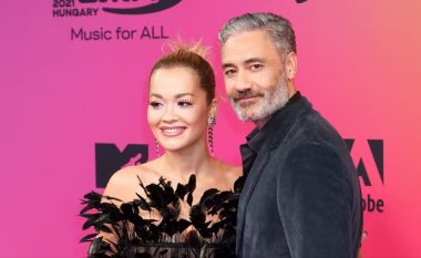 Taika Waititi i lumtur që do të prezantojë me gruan e tij mbrëmjen e çmimeve MTV Europe Music Awards