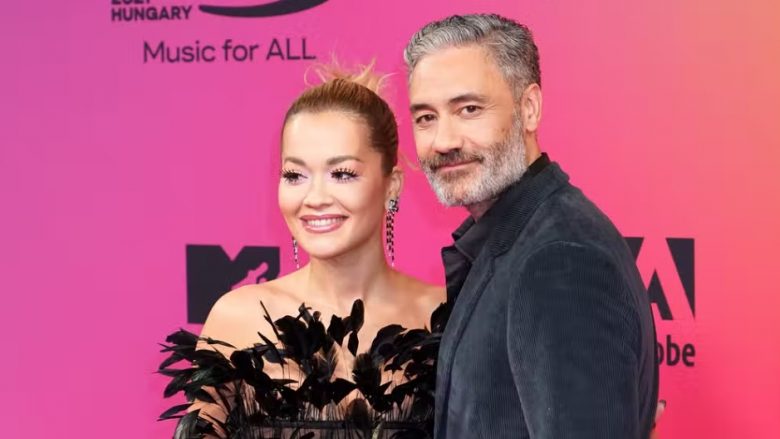 Taika Waititi i lumtur që do të prezantojë me gruan e tij mbrëmjen e çmimeve MTV Europe Music Awards