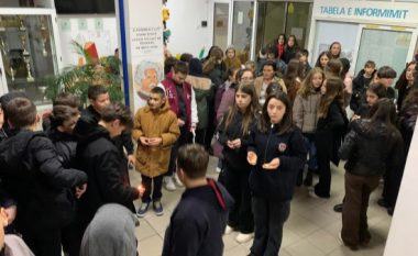 ​Vrasja e mësimdhënëses në Prishtinë, nxënësit dhe kolegët ndezin qirinj në shkollë