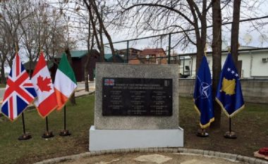 ​Përkujtohen 14 ushtarët britanikë që humbën jetën gjatë shërbimit në Kosovë