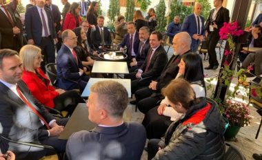 Liderët shqiptarë bashkë në kafe në qytetin e Vlorës