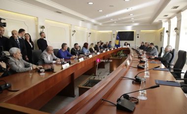 Osmani nis takimin me partitë politike pa AAK-në e Listën Serbe – prezent janë Nenad Rashiq dhe ish-ministri Jabllanoviq