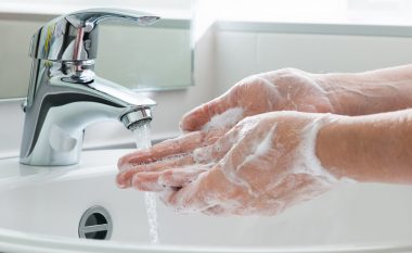 Me këtë produkt bëhet pastrimi efikas i duarve edhe pa ujë