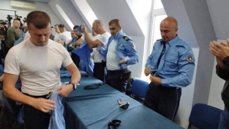 Vendosën të largohen nga institucionet e Kosovës, policët serbë zhveshin uniformat
