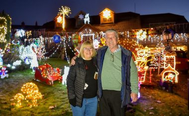 Çifti britanik shpenzon mijëra euro për dekorimin e shtëpisë për Krishtlindje, kostoja për t’i mbajtur dritat ndezur do të jetë 1,162 euro