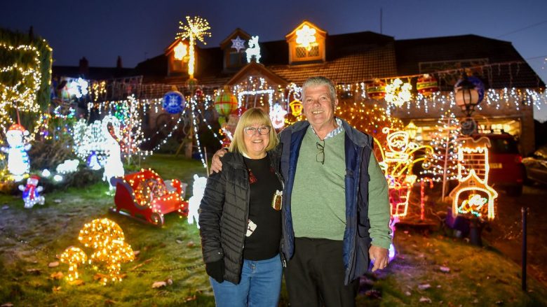 Çifti britanik shpenzon mijëra euro për dekorimin e shtëpisë për Krishtlindje, kostoja për t’i mbajtur dritat ndezur do të jetë 1,162 euro