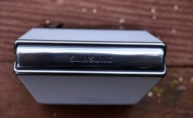 Samsung “ka një porosi” për përdoruesit e iPhone