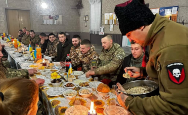 Edhe pse në luftë, ushtarët ukrainas gjejnë pak kohë për të festuar Krishtlindjen