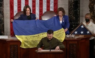 Fjalimi plot emocione i Zelenskyt në Kongresin amerikan, shpalosi flamurin nga Bakhmuti i shkatërruar