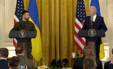 Zelensky pyetet nga gazetarja për armët që i nevojiten Ukrainës për t’u çliruar, përgjigjet Biden – reagimi i tij nxit të qeshura në sallë