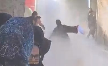 Dolën në rrugë për të kërkuar të drejtën për shkollim, talebanët shpërndajnë protestueset me topa uji