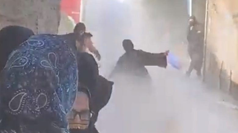Dolën në rrugë për të kërkuar të drejtën për shkollim, talebanët shpërndajnë protestueset me topa uji