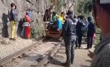 Deshi të bëjë fotografi nga treni në lëvizje në Tajlandë, bie dhe humb jetën turisti irlandez
