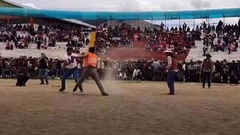 Festivali në Peru, ata që janë grindur më herët “qërojnë hesapet” në arenë – qëllimi është që Vitin e Ri ta presin të pajtuar