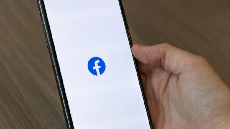 Përdoruesit në mbarë botën raportojnë se ka “rënë” Facebook