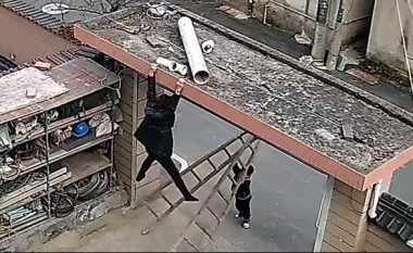 I rrëshqasin këmbët nga shkallët dhe mbetet e varur në mur, 5-vjeçari shpëton gjyshen – kamerat e sigurisë filmojnë veprimin heroik të vogëlushit