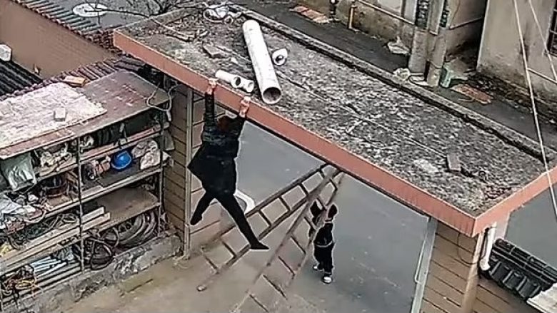 I rrëshqasin këmbët nga shkallët dhe mbetet e varur në mur, 5-vjeçari shpëton gjyshen – kamerat e sigurisë filmojnë veprimin heroik të vogëlushit